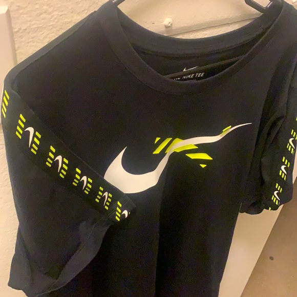 COPY - Nike volt swoosh t shirt XL black - Picture 2 of 4